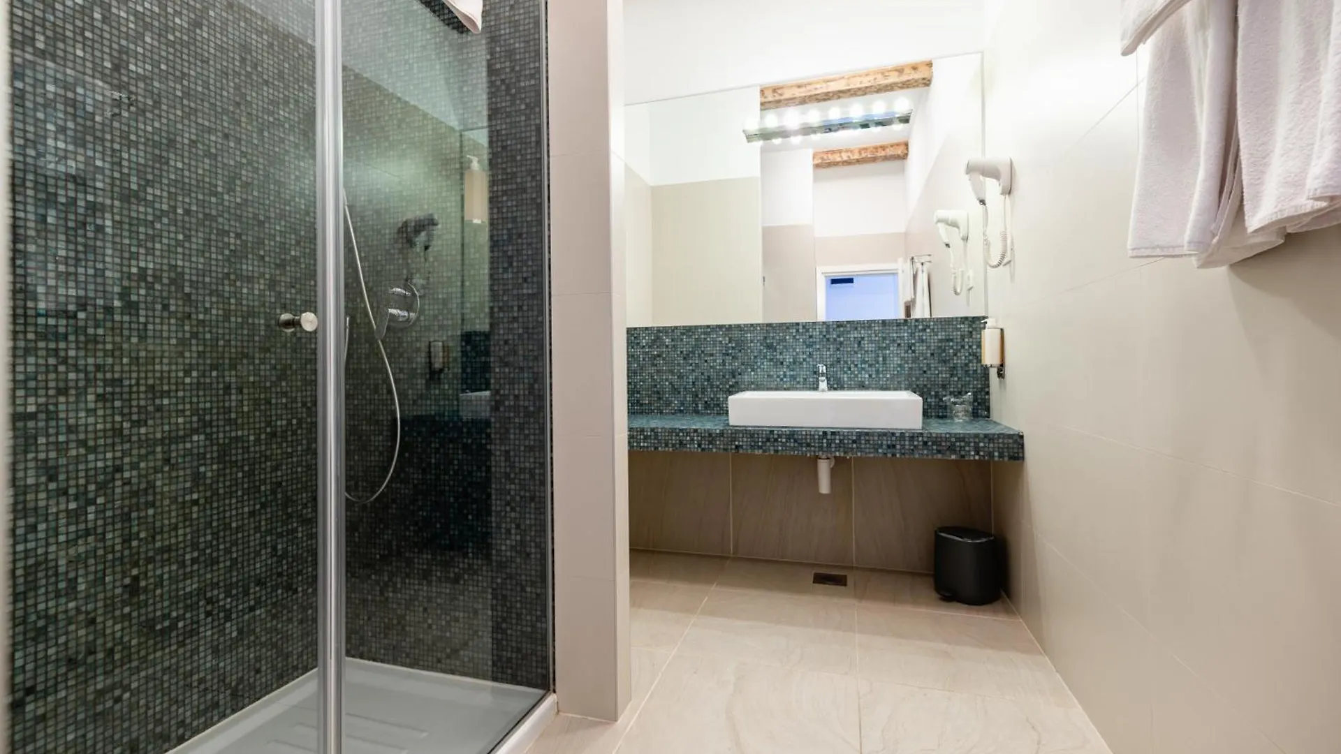 Azur Palace Luxury Rooms Split 4*,  Croácia